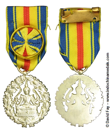 DOLLHOUSE 1:12 Scale Miniature Gold Flower Medallion Badge Award w/Ribbon 